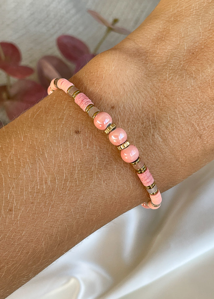 Ariadne elastik armbånd med skaller, perler & natursten - Lyserød