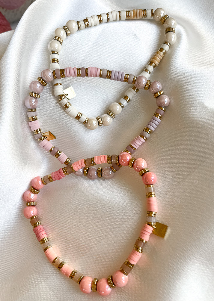 Ariadne elastik armbånd med skaller, perler & natursten - Lyserød