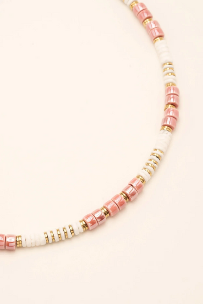 Azélie keramik halskæde med skal perler - Lyserød