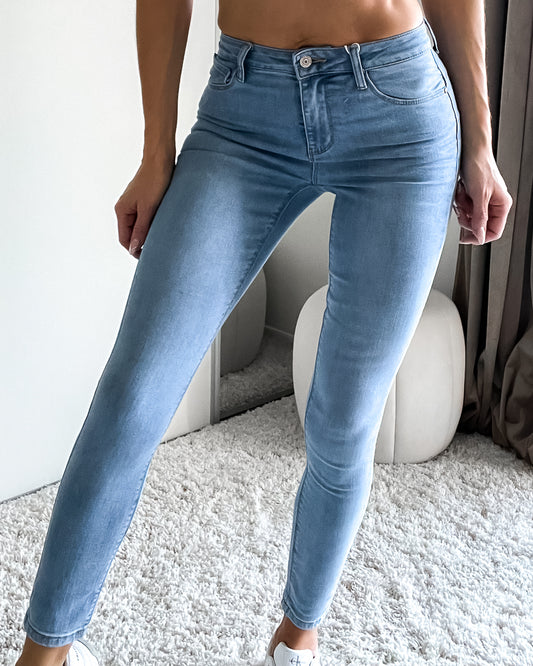 Skinny strækbar jeans med mellem talje - Vasket lys blå